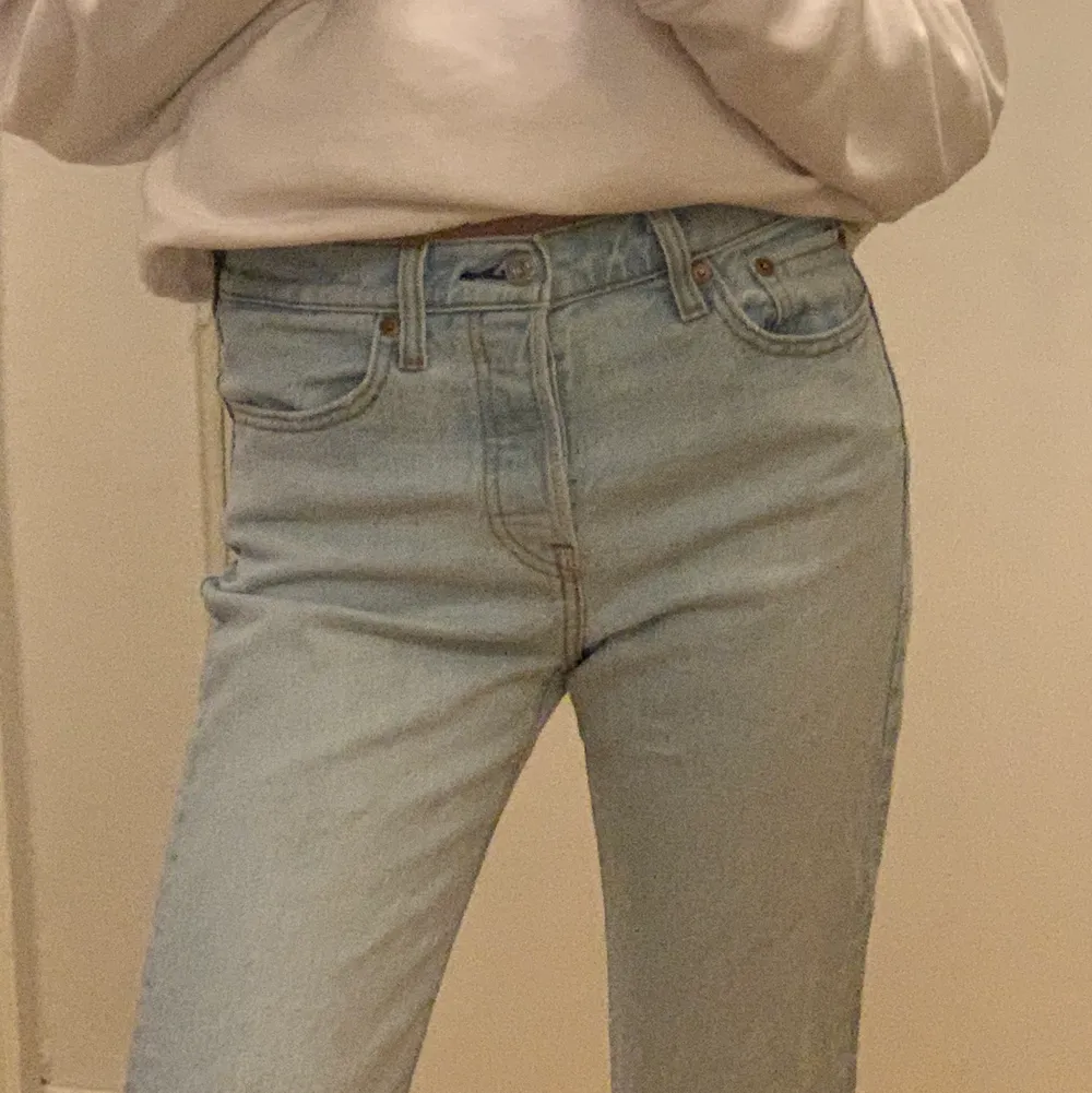 Hej säljer ett par jeans från levis i modellen Wedgie. Pris kan diskuteras : ). Jeans & Byxor.