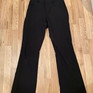 Kostymbyxor  - Säljer ett par superfina kostymbyxor ifrån Bikbok i storlek S, använd fåtal gånger men är i fint skick.