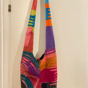 hippie väska - säljer min väska som jag har fått så mycket komplimanger för<3 köpt på tradera. super fint skick. går att stängas med dragkedja och en liten knapp. har fack inuti också!!