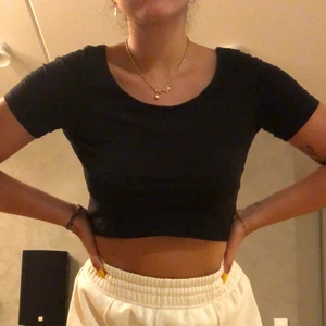 Croppad t-shirt - En basic croppad svart t-shirt från H&M. Basplagg som alla behöver i garderoben! ☺️ GRATIS FRAKT 📦 