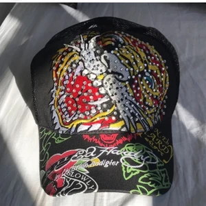 Ed Hardy keps - Ed Hardy keps med rhinestones, köpare står för frakt. Tredje bild är lånad