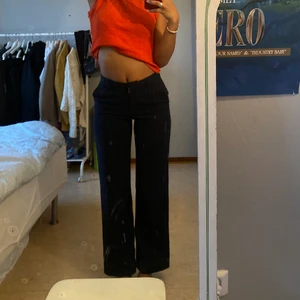 Kostymbyxor  - Ett par jättesnygga rutiga kostymbyxor!! (Spegeln som är gammal, ej fläckar på byxorna) 💗