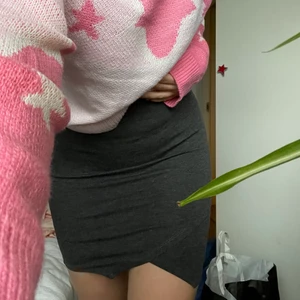 Mörkgrå kjol - Säljer nu denna mörkblåa kjol då jag inte använder den. Den är superskön och är i storlek M och kommer ifrån gina tricot. 