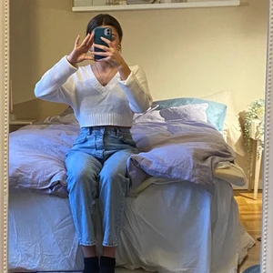 Jättefina mom jeans - Säljer dessa mom jeans från bikbok då dem blivit lite stora på mig i midjan. Jättefina och passar till allt. Lite baggy vid midjan. Mycket sparsamt använda!! 💕