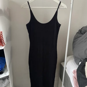 Figursydd Klänning - Klänning från BikBok i ribbat material, använd.