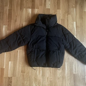 Vinter eller höstjacka S  - Varm jacka i storlek S, passar mig som är storlek M vanligtvis. Muddar i ärmar, åtdragbar längst ner. Tjockt foder i syntet. Går att tvätta i tvättmaskin. Frakt bekostas av köparen