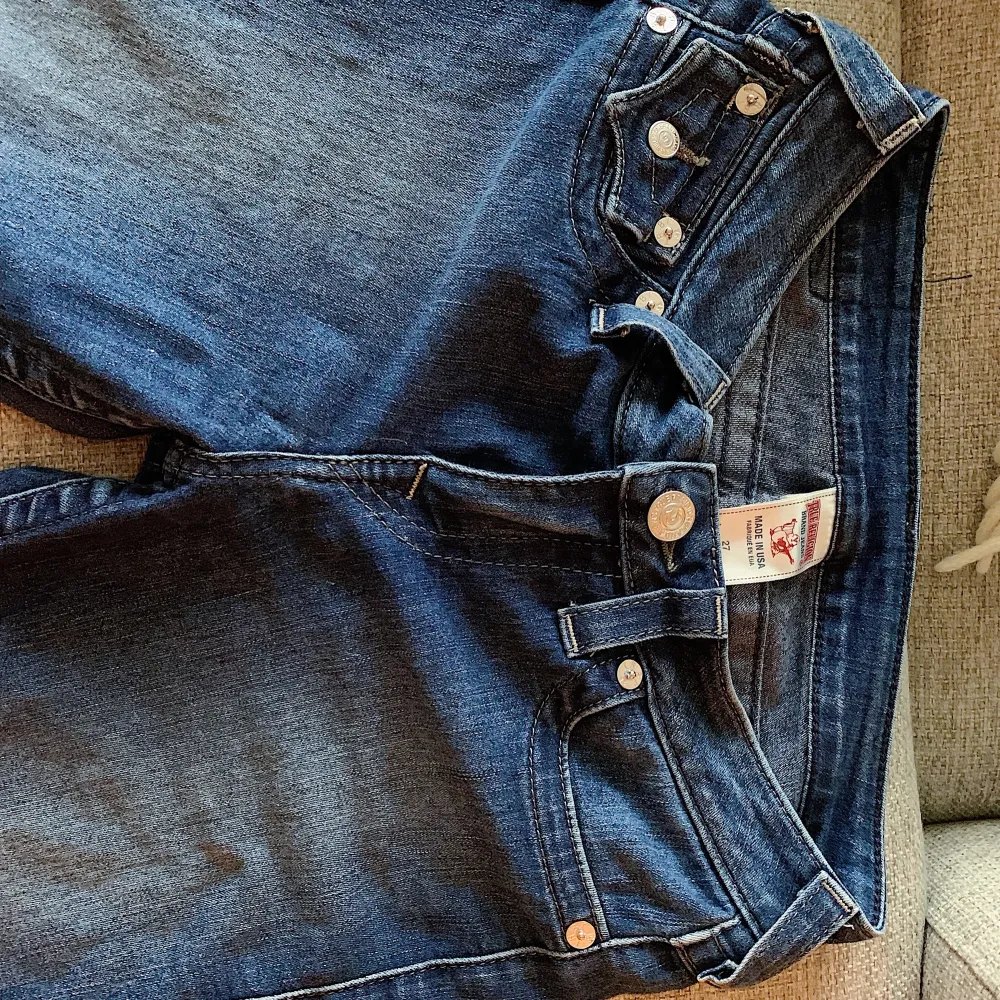 Ett par ljus/mörk blå jeans från true religion. För stora för mig därför säljer jag. Hör gärna av er om det är något! :) 💞storlek 27. Jeans & Byxor.