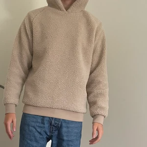 Ulle/flis hoodie - En ulle/flis hoodie perfekt inför vintern varm och mysig, köpt för runt 600 med märket Urban Classics säker för 350kr storleken M