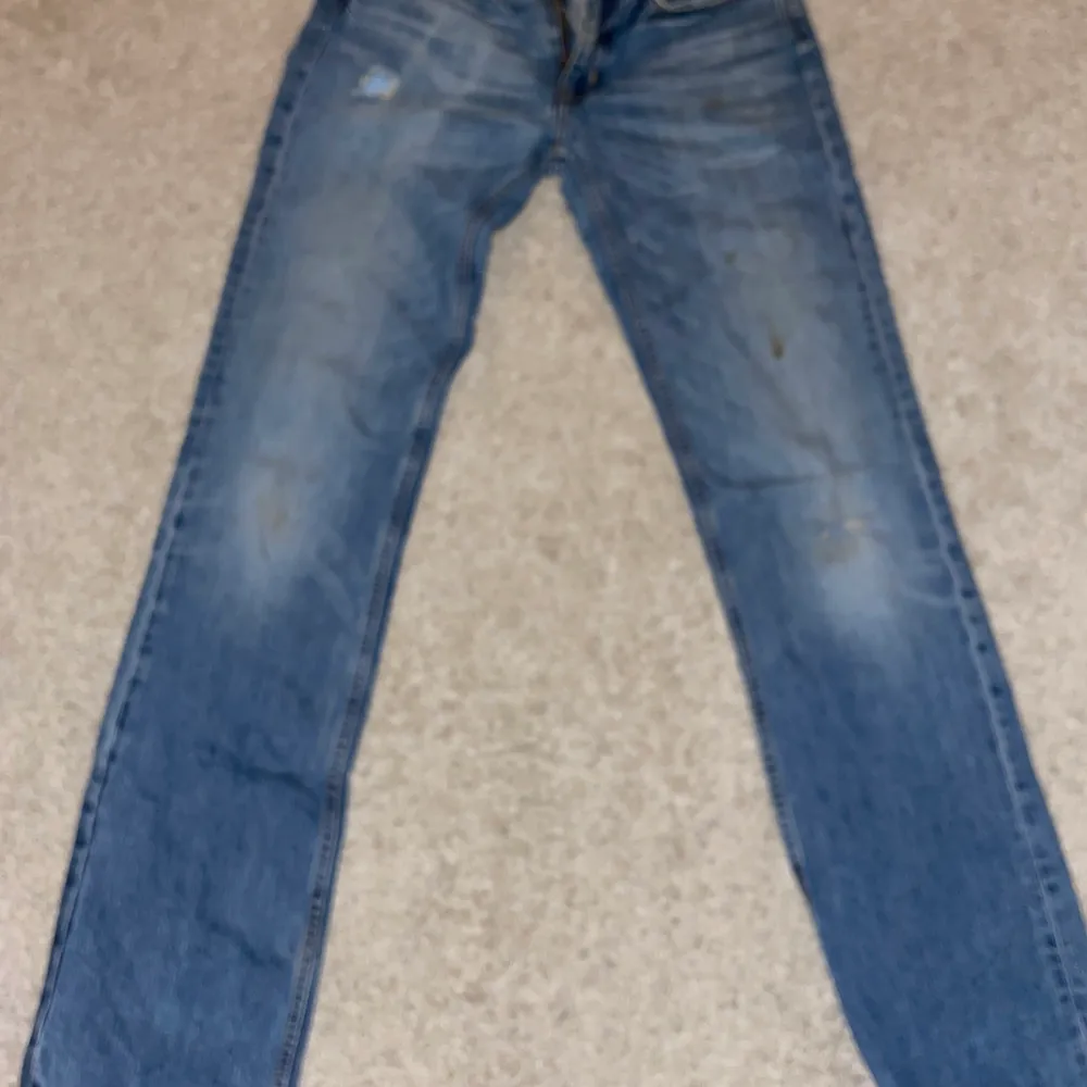 Säljer dessa jätte fina Acne jeans som är lite för stora för mig🙌🏽dem är lågmidjade men lite längre på bena typ 175 men den går ju alltid att sy upp💓 är insta säker på storlek men ungefär storlek 34 passar bra⚡️🌟😍🙌🏽SKRIV PÅ INSTA (livalfredsson) eller privat på Plick eller i kommentarerna⚡️💓🙌🏽. Jeans & Byxor.