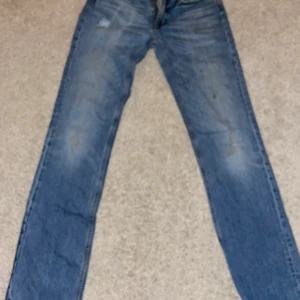 Acne jeans  - Säljer dessa jätte fina Acne jeans som är lite för stora för mig🙌🏽dem är lågmidjade men lite längre på bena typ 175 men den går ju alltid att sy upp💓 är insta säker på storlek men ungefär storlek 34 passar bra⚡️🌟😍🙌🏽SKRIV PÅ INSTA (livalfredsson) eller privat på Plick eller i kommentarerna⚡️💓🙌🏽