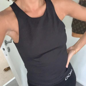 Träningslinnen som säljs ihop - Två supersköna träningslinnen i storlek S & M i en svart och fin gul färg, sjölvklart nytvättade och i bra skick då de använts fåtal ggr