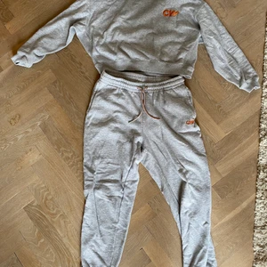 Sweatshirt och byxor från Carin Wester  - Mjukisset sweatshirt och byxor från Carin Wester. Som nytt. Tröjan är croppad och byxorna höga i midjan. Pris inkl frakt 