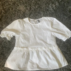 Hmtröja - Fin trendig tröja från hm i väldigt fint skick! Använd 1 gång och säljer för att den inte kommit till användning💗