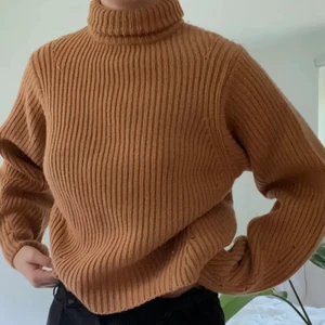 Stickad tröja i äkta ull - (Sticks inte) mysig stickad tröja med polokrage. Originalpris är 500kr, knappt använd och finns ej att köp i butik.