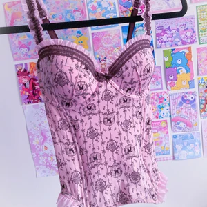 Söt rosa och brun korset!  - Jättefin rosa och brun korsett som tyvärr var förliten i bygeln för mig!🤍 Stretchig! Står ingen storlek men skulle säga den är en M med kanske B-C kupa?  Inga defekter eller fläckar. Köparen står för frakt💕 om fler blir intresserade blir det budgivning!🤍