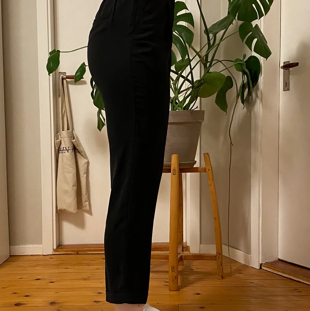 Byxor från Gina Tricot, strl 36. Inte mycket använda då de är lite för stora i midjan och för korta på benen för mig (jag är 172 cm). 50 kr + frakt. Jeans & Byxor.