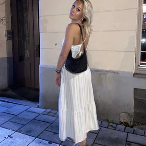 Klänning - Säljer denna fina klänning från Bershka pga att klänningen ej används. Bak på klänningen går det att justera hur hårt det ska sitta så den passar nog xs-m men storleken är xs. Skriv privat för frågor💕 