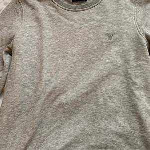 En super fin grå sweatshirt från gant i storlek S. Ny pris runt 999kr! 