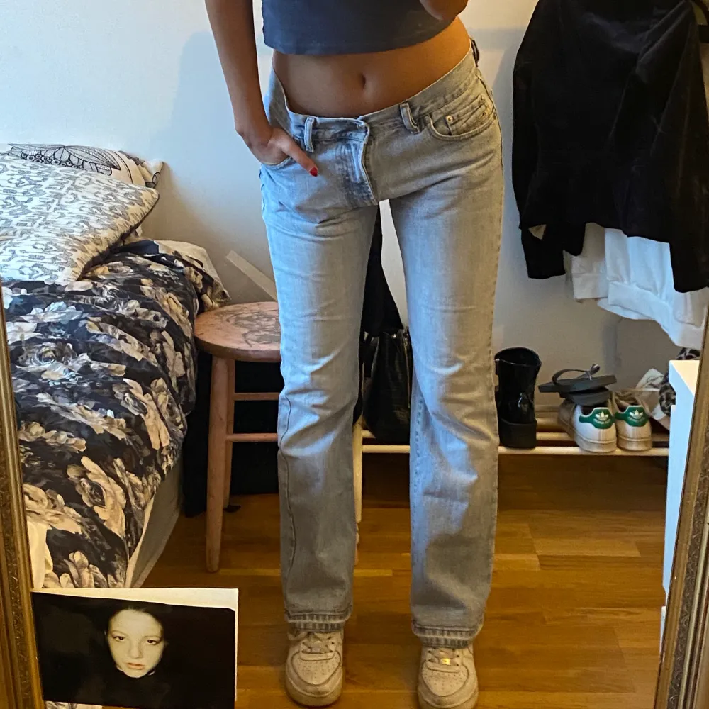 Skiiitsnygga, lågmidjade, bootcut diesel jeans som jag köpt vintage för 550kr men aldrig använt!! Man får så snygg röv!!De är i storlek 29 och jag är 170 cm lång!💗💗 Budai kommenterarerna från 250kr, köp direkt för 450!💗. Jeans & Byxor.