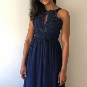 Mörkblå Långklänning  - Storlek 40. Använd 1 gång. Gott skick.  Resår i midjan. Original pris 1075kr