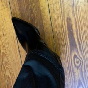 Cowboyboots - skinnimitation  - Oanvända skor i storlek 39. Dessa är i skinnimitation. Jag säljer pga får aldrig användning för dom! Kan mötas i Stockholm eller frakta men då står köparen för det! 💗 