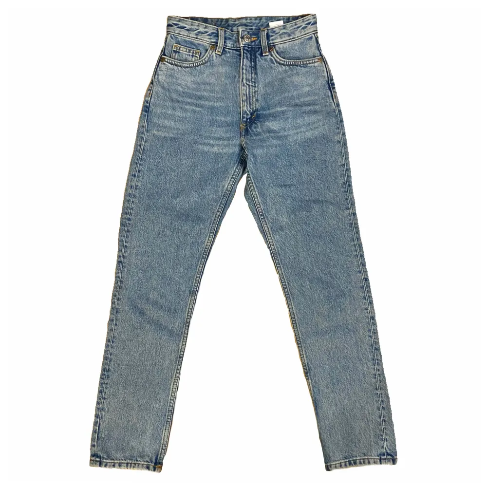 Superfina mom jeans från monki i modellen kimomo! De är i nyskick, DM vid frågor osv, såsom fraktkostnad! 💙. Jeans & Byxor.