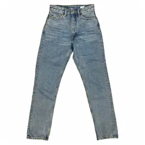 Superfina mom jeans från monki i modellen kimomo! De är i nyskick, DM vid frågor osv, såsom fraktkostnad! 💙