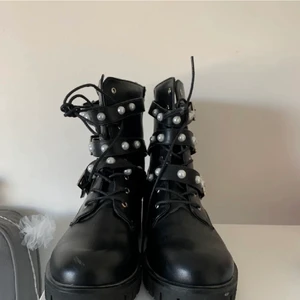 Kängor strl 41 - Ett par jätte snygg kängor med nitar på! Aldrig använda så dom är i fint skick! Perfekt till hösten eller sommaren med en kjol eller klänning! Köparen står för frakten😊