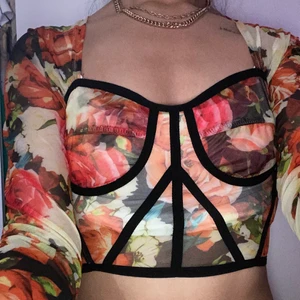 Crop top långärmad  - Jättegullig top som är av mesh men inte jobbig som see through topp då man knappt ser om man har en svart/vit/beige BH. Använd 1 gång denna sommar annars är den som ny. Självklart stretchig material men skulle fortfarande säga det är storlek xs/s