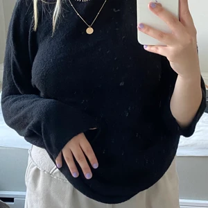 svart stickad tröja med polo  - En fin svart stickat tröja med polo, jätte skön och sticks ingenting. Säljer pågrund av den aldrig kommer till användning! 