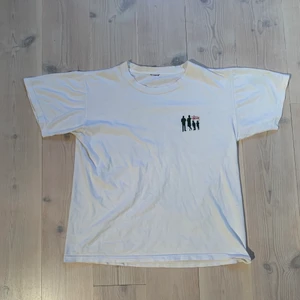Vintage stussy T-shirt - Finns ingen storlekslapp men skulle säga att den sitter som en boxy M, skick 5/10 vissa styng har lossnat och ett litet hål i nacken! Köpt på Stockholms stadsmission och den ser väldigt gammal ut vet har inte koll på stussy men den ser bra ut men kan möjligtvis var en gammal rep!