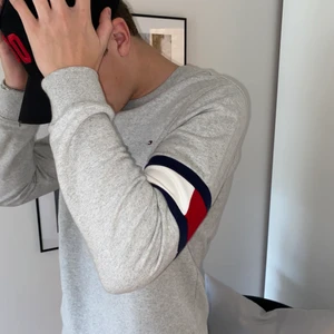 Tommy Hilfiger sweatshirt - Säljer även denna åt min kille då den också blivit för liten. En Tommy Hilfiger sweatshirt storlek 176 men passar S. Köpt för 699 kr på Rydéns i Lidköping. I nyskick använd cirka 2-3 gånger🔥 (320kr inklusive spårbar frakt, 250 utan frakt )