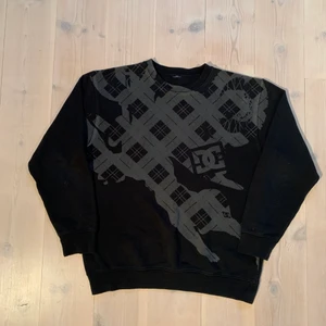 Vintage DC sweatshirt  - Finns ingen storlekslapp men skulle säga att den sitter som en M, skicka väldigt bra inga större flaws 8/10!