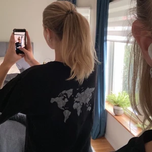 T-shirt  - Egen gjord T-shirt med print av världskarta på ryggen och vita sömmar, strl L/M 😊 