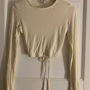 Långärmad topp - Fint skick! Krämvit topp med öppen rygg.