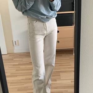 Vita straight jeans - Cremevita raka jeans från bikbok. Såå fina men kommer tyvärr inte till användning längre. Använda fåtal gånger men väldigt fint skick💖💖 Nypris 600kr