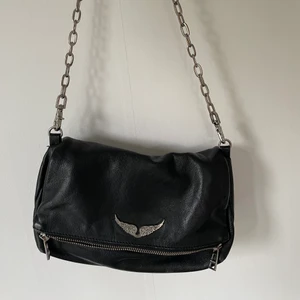 Stor zadig väska - Stor zadig väska i svart skinn! Den är så gott som ny! Höjd: 22cm längd: 30cm bredd: 6cm kedjan: 34cm Nypris: 4025kr