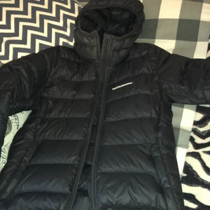 Peak performance  - Lågt pris då jag råkat göra ett hål ibak men det har lagats med lapp!❤️de syns såklart men inget man egetligen tänker på! Annars är de inga defekter!!