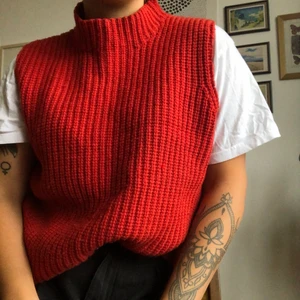 Stickad väst med polokrage - Varm stickad röd väst från MQ. 70% ull ❤️ möts upp i malmö, annars står köparen för frakt 😊