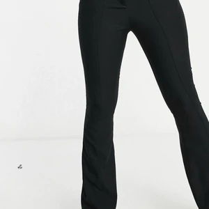 Kostymbyxor Asos - Kostymbyxor ifrån Asos med dragkedja längst ner. Jag gillar inte hur dem sitter vid min midja, därav används de inte. 💗