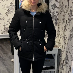 Vinter/höst jacka - Vinter/höst jacka. Svart med fejk päls på luvan. Använd endast några få gånger något år tillbaka och hängt i min gaderob sen dess. Skickas nytvättad. Inga skador på jackan. 