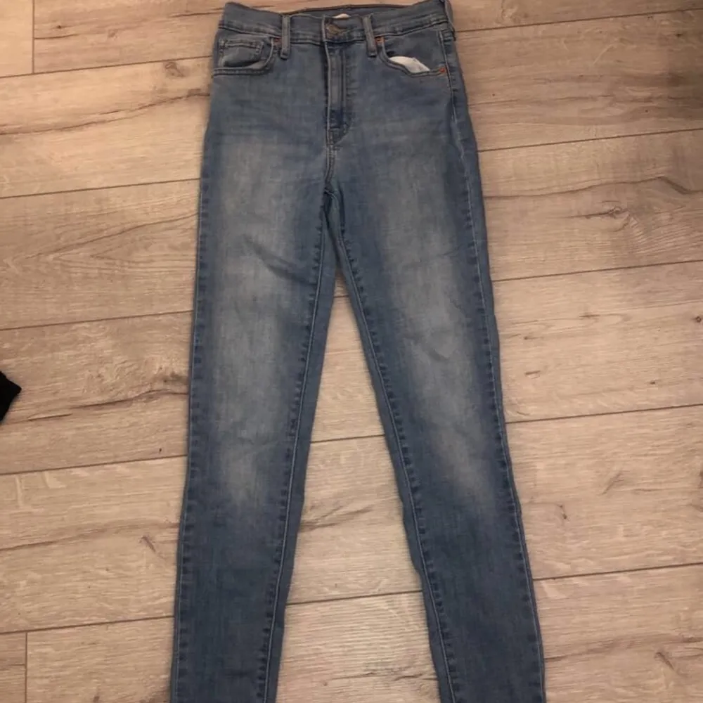 Levis jeans köpta 2018 på carlings, nypris 1000. Skinnyjeans som är supersköna och sitter som en smäck. Används ej, inga märkbara skador. Frakt 66 kr eller mötas upp i Stockholm.❤️. Jeans & Byxor.
