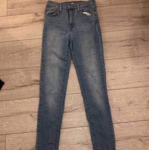 Levis jeans köpta 2018 på carlings, nypris 1000. Skinnyjeans som är supersköna och sitter som en smäck. Används ej, inga märkbara skador. Frakt 66 kr eller mötas upp i Stockholm.❤️