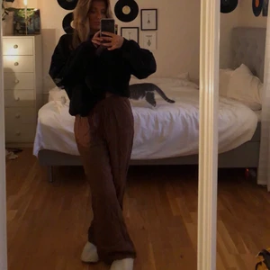 Bruna linnebyxor  - Säljer dessa as snygga, höstiga, bruna linnebyxor i storlek 36 då de inte kommer till använding! Nästan aldrig använda så super fint skick🤎