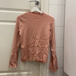 Tröja  - Fin tröja i mörkrosa från Vero Moda. Storlek M. (Säljer kläderna på min sida billigt i samband med flytt). Eventuell frakt står köparen för. 