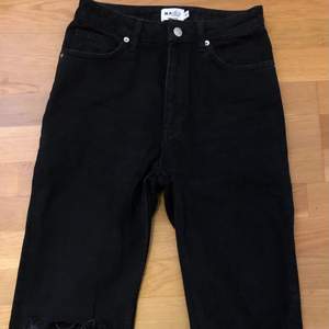 Säljer dessa svart jeans från NA-KD i storlek 36.   Köparen står för frakten!