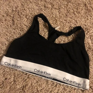 Calvin Klein topp - En fin Calvin Klein topp, äkta. Sitter bra, men var tyvärr för liten för mig. Storlek S/M. 