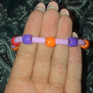 Här är ett halsband ( hemma gjort ) - Ett halsband 15 kr, passar i princip alla. Bara att swisha kostar ingen frakt🤍