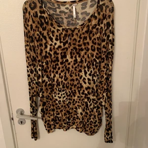 Leopard tröja - Långärmad tröja. St: Xl. Aldrig använd 