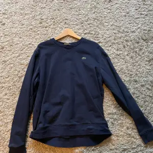 En vintage Lacoste sweatshirt i storlek XL men skulle säga att den sitter som L om inte M
